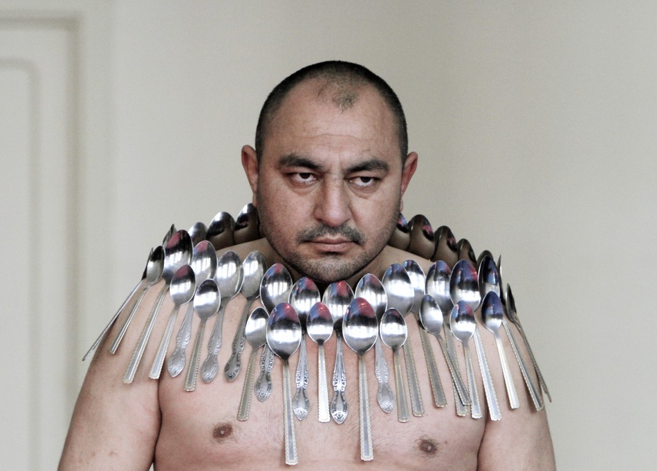 112695-1_most_spoons_on_a_human_body_Etibar_Elchyev.jpg