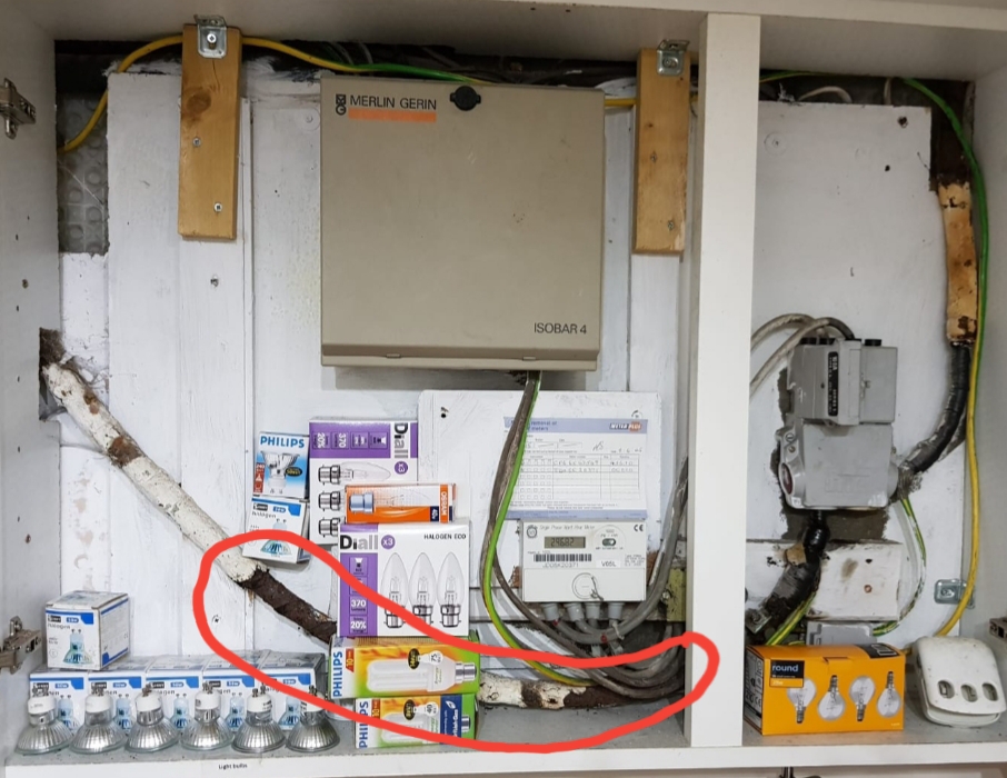 EICR in Huddersfield - but first do I fix this possible danger? 20190131_235601 - EletriciansForums.net