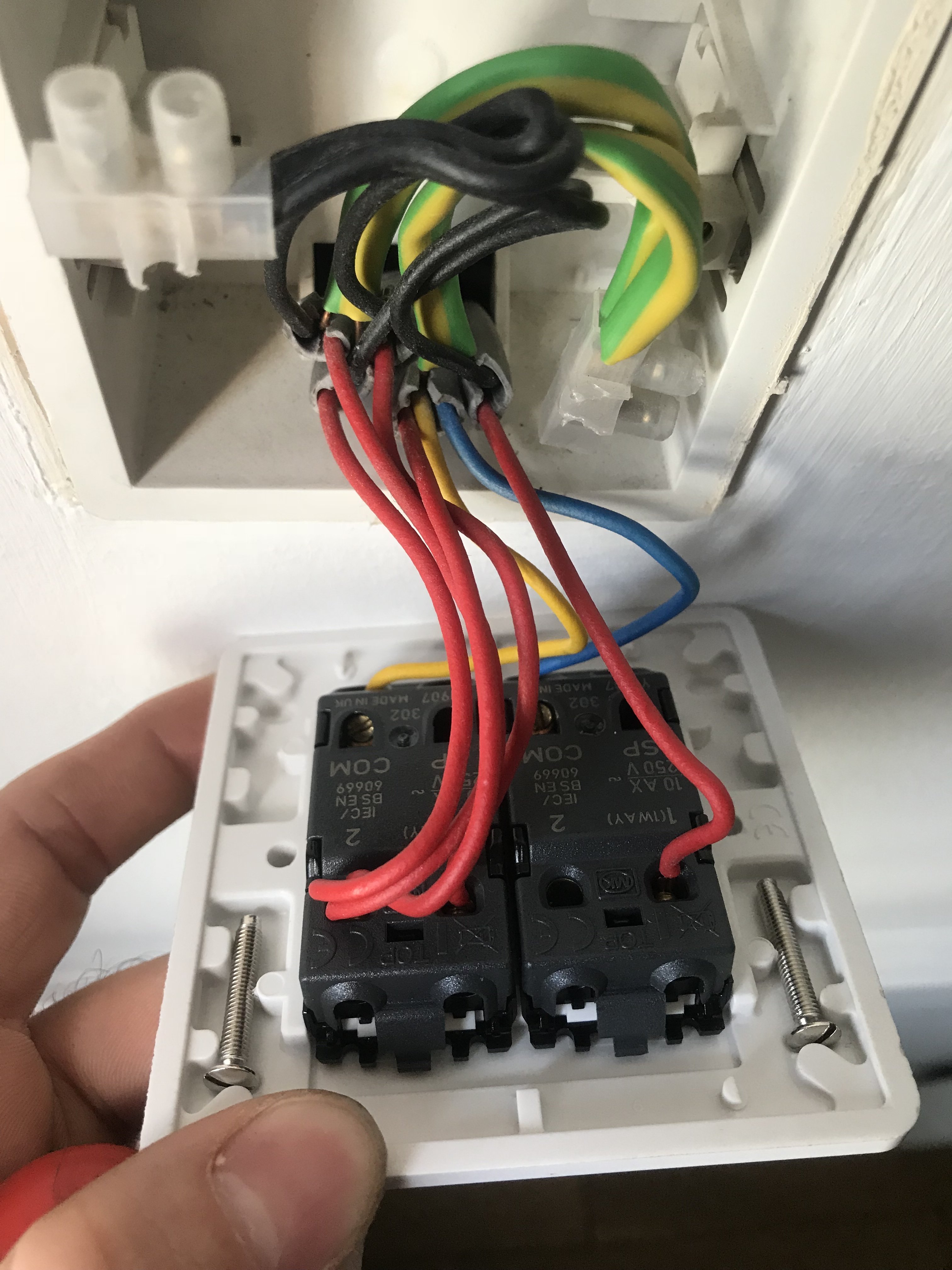 Installing light switch 3B3C78F4-78ED-4A93-83A9-44245FA3797F - EletriciansForums.net