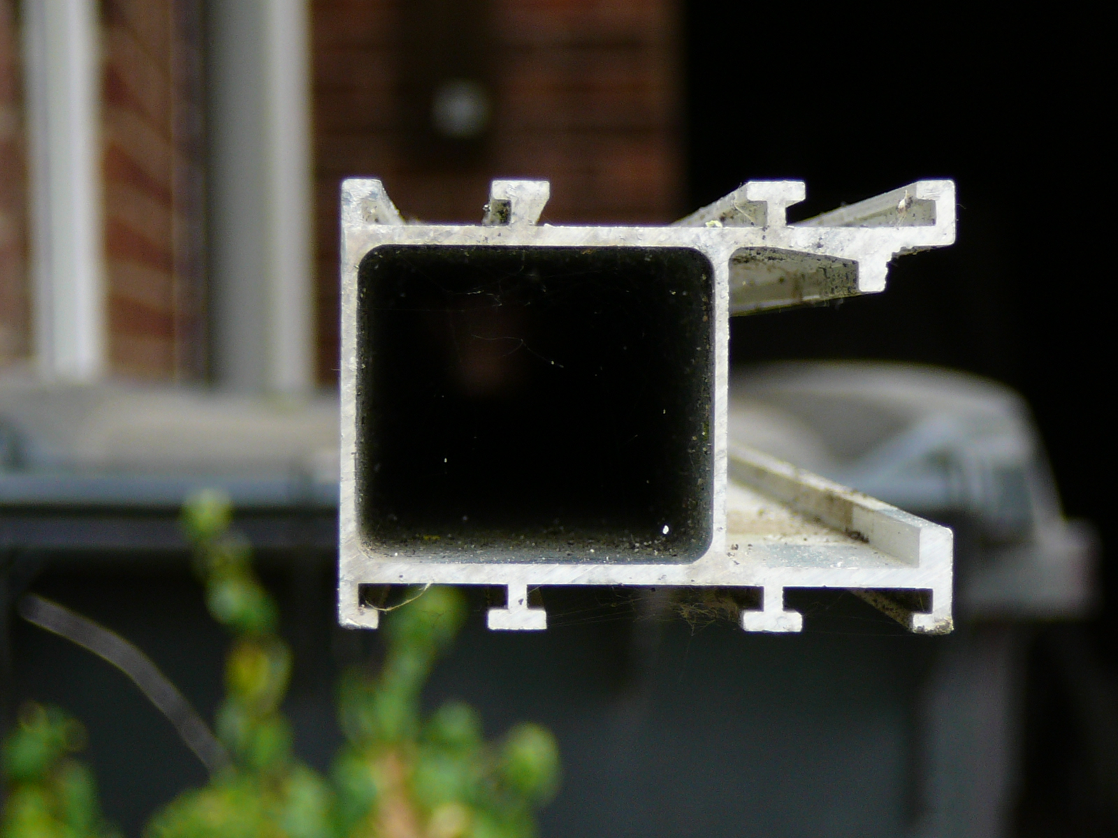 Does anybody recognise this mounting system please ? SOLVED P1170320.JPG - EletriciansForums.net