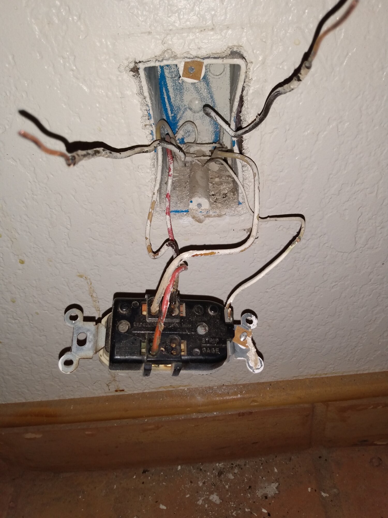 Switched Outlet Inside Box.jpg