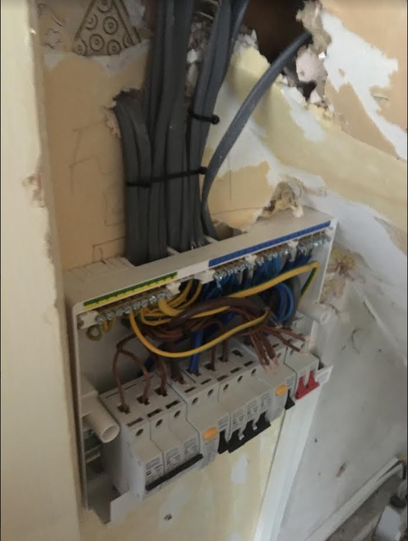They're actually paying an 'electrician' for this Untitled.jpg b3 - EletriciansForums.net