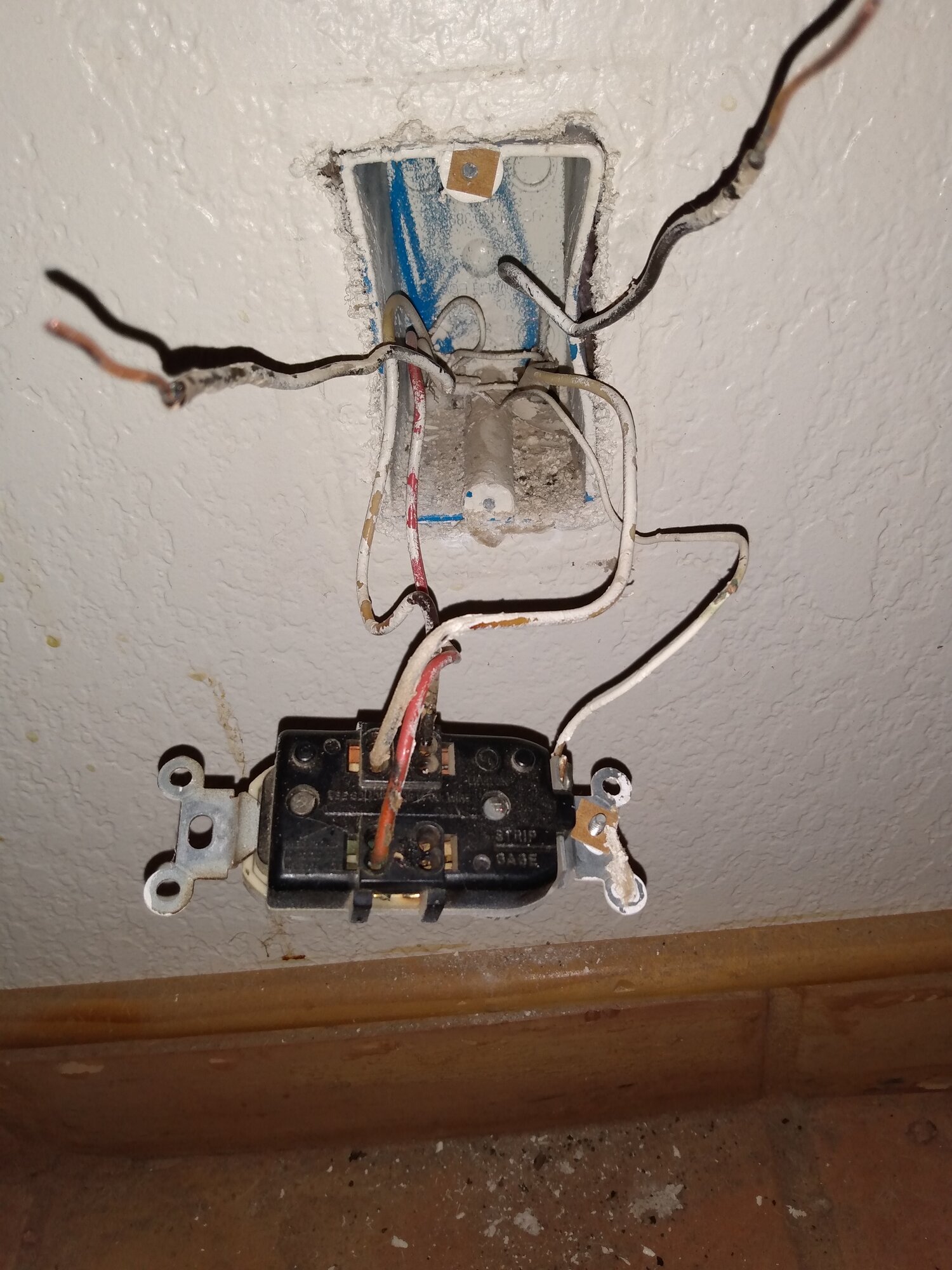 Switched Outlet Inside Box.jpg