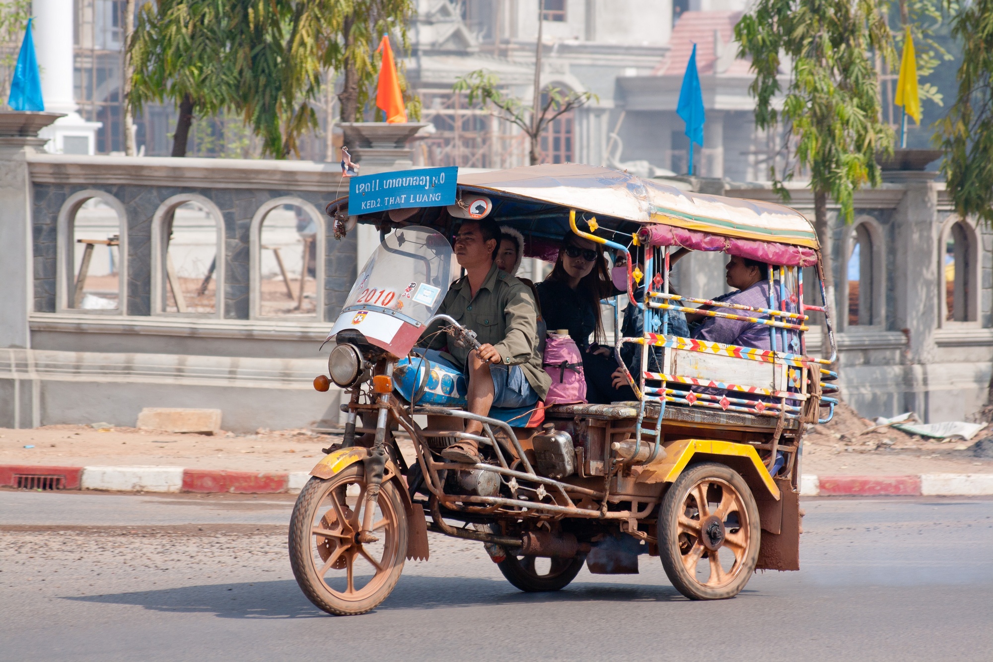 Tuk-tuk_in_Vientiane_02.jpg