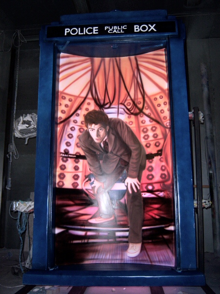 Photo_Dr_Who_2008_17_3D_Tardis_Road_Feature_No_Doors.jpg
