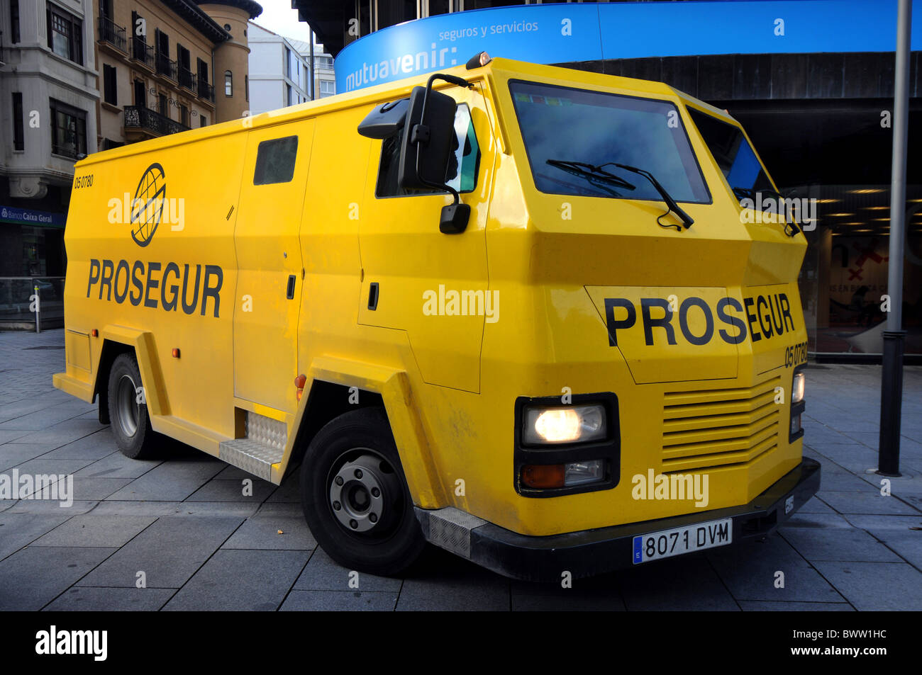 armoured-truck-security-cash-truck-delivering-money-to-a-bank-in-spain-BWW1HC.jpg