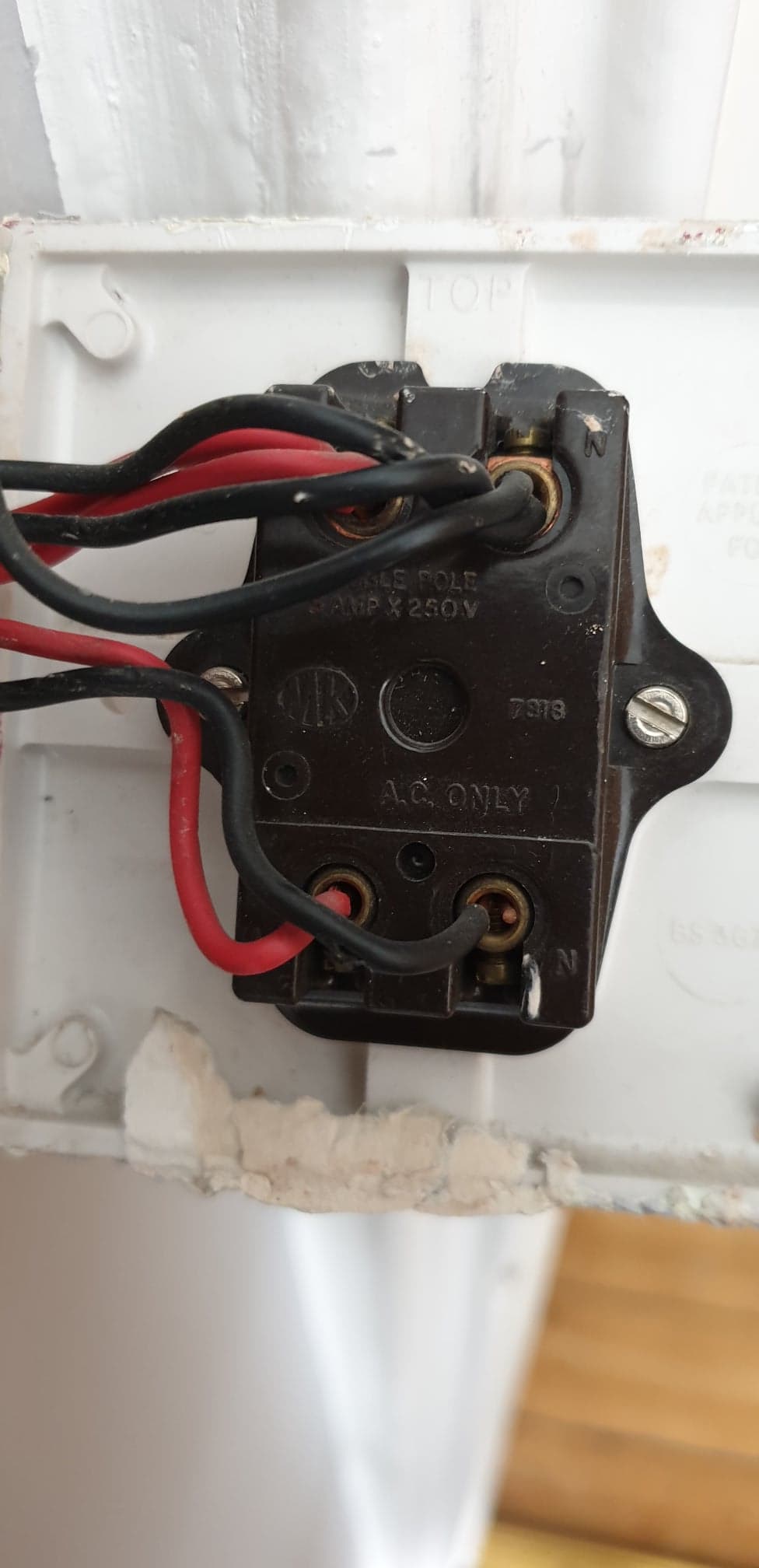 Lightswitch wiring from 4 wires to 2 wires? {filename} | ElectriciansForums.net